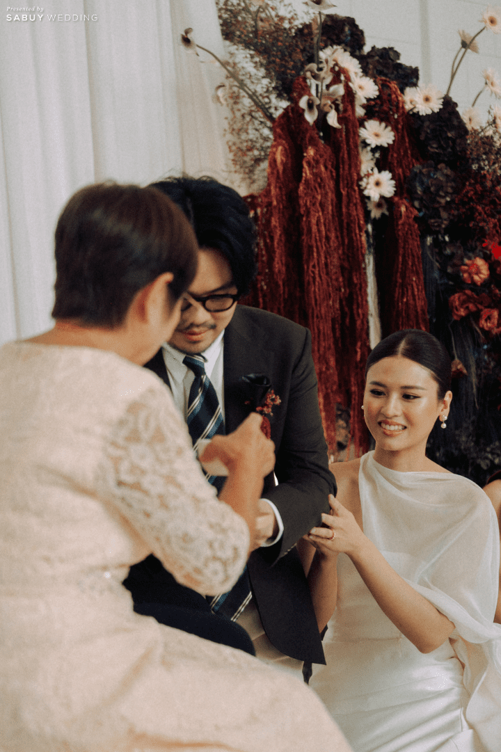 รีวิวงานแต่งสีเบอร์กันดีที่ทั้งอบอุ่นทั้งเก๋ ของเจ้าของร้านกาแฟ Home by now @ Silooet House