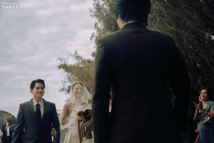 รีวิวงานแต่งสีเบอร์กันดีที่ทั้งอบอุ่นทั้งเก๋ ของเจ้าของร้านกาแฟ Home by now @ Silooet House