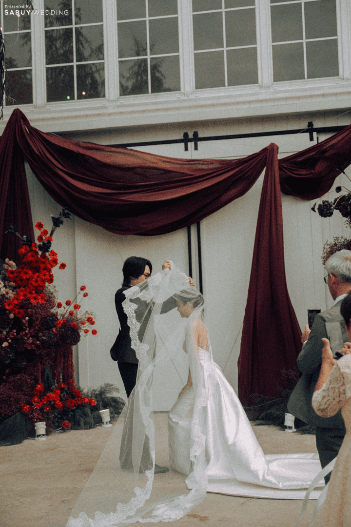 รีวิวงานแต่งสีเบอร์กันดีที่ทั้งอบอุ่นทั้งเก๋ ของเจ้าของร้านกาแฟ Home by now @ Silooet House