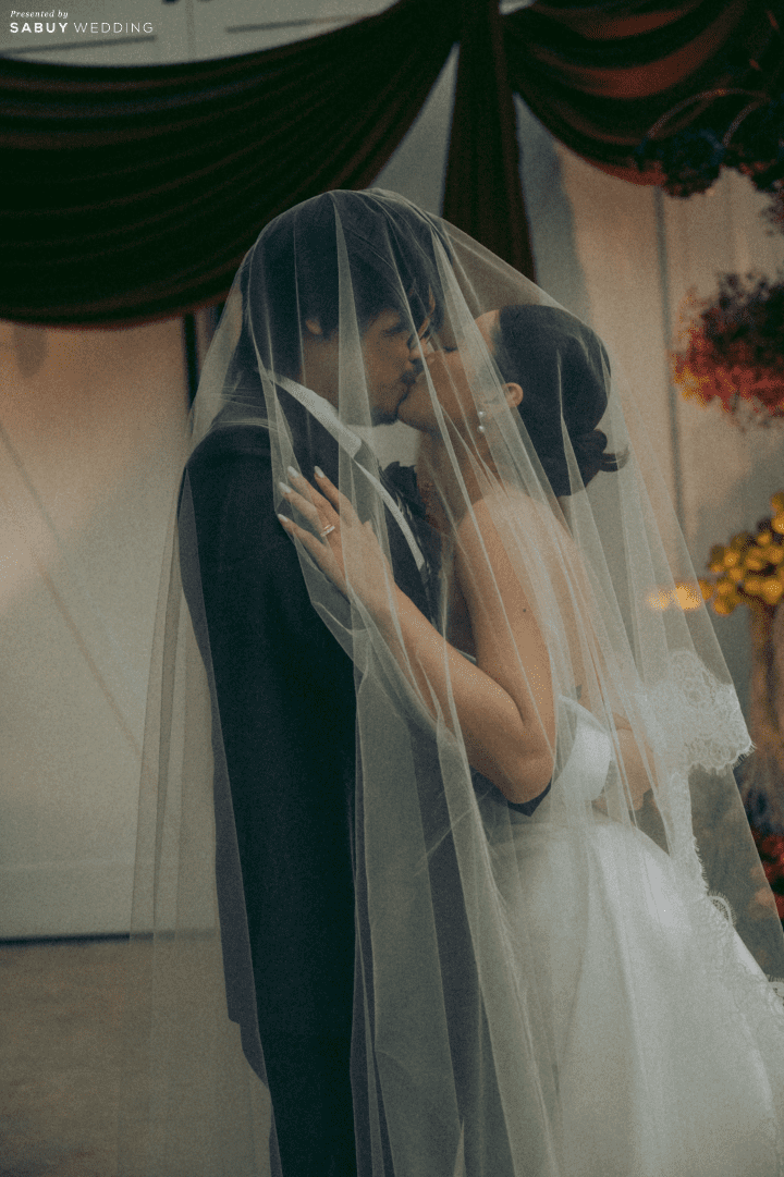 รีวิวงานแต่งสีเบอร์กันดีที่ทั้งอบอุ่นทั้งเก๋ ของเจ้าของร้านกาแฟ Home by now @ Silooet House