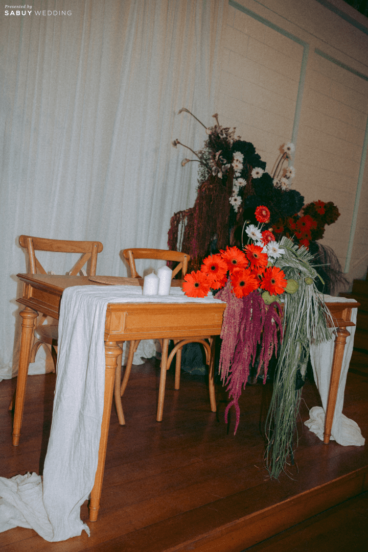 รีวิวงานแต่งสีเบอร์กันดีที่ทั้งอบอุ่นทั้งเก๋ ของเจ้าของร้านกาแฟ Home by now @ Silooet House