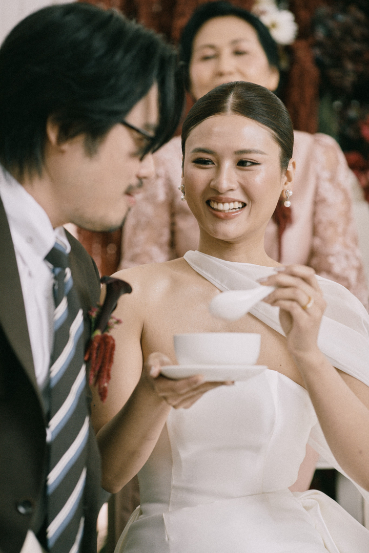 รีวิวงานแต่งสีเบอร์กันดีที่ทั้งอบอุ่นทั้งเก๋ ของเจ้าของร้านกาแฟ Home by now @ Silooet House