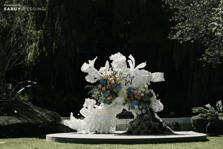  รีวิวงานแต่ง Multicultural ในสวนกลางเมือง พร้อมไอเดีย Installation Art ที่สวยทุกซีน @ Kimpton Maa-Lai Bangkok