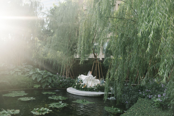  รีวิวงานแต่ง Multicultural ในสวนกลางเมือง พร้อมไอเดีย Installation Art ที่สวยทุกซีน @ Kimpton Maa-Lai Bangkok