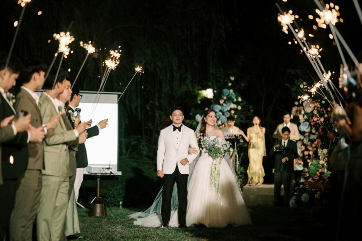  รีวิวงานแต่ง Multicultural ในสวนกลางเมือง พร้อมไอเดีย Installation Art ที่สวยทุกซีน @ Kimpton Maa-Lai Bangkok