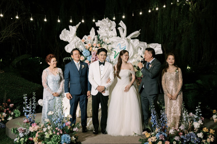  รีวิวงานแต่ง Multicultural ในสวนกลางเมือง พร้อมไอเดีย Installation Art ที่สวยทุกซีน @ Kimpton Maa-Lai Bangkok