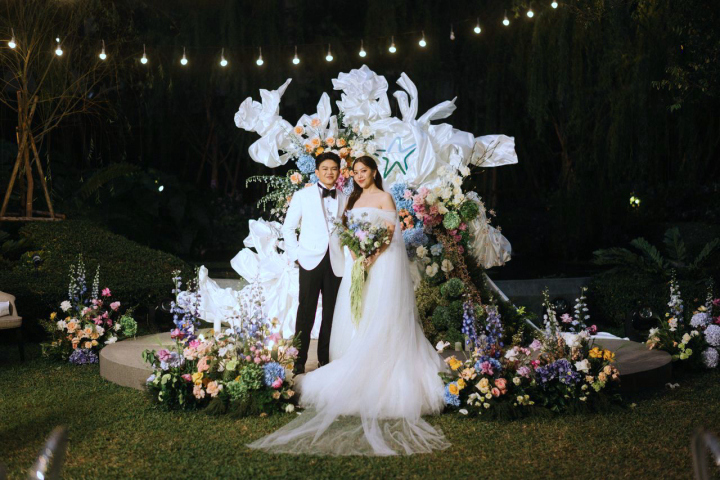  รีวิวงานแต่ง Multicultural ในสวนกลางเมือง พร้อมไอเดีย Installation Art ที่สวยทุกซีน @ Kimpton Maa-Lai Bangkok