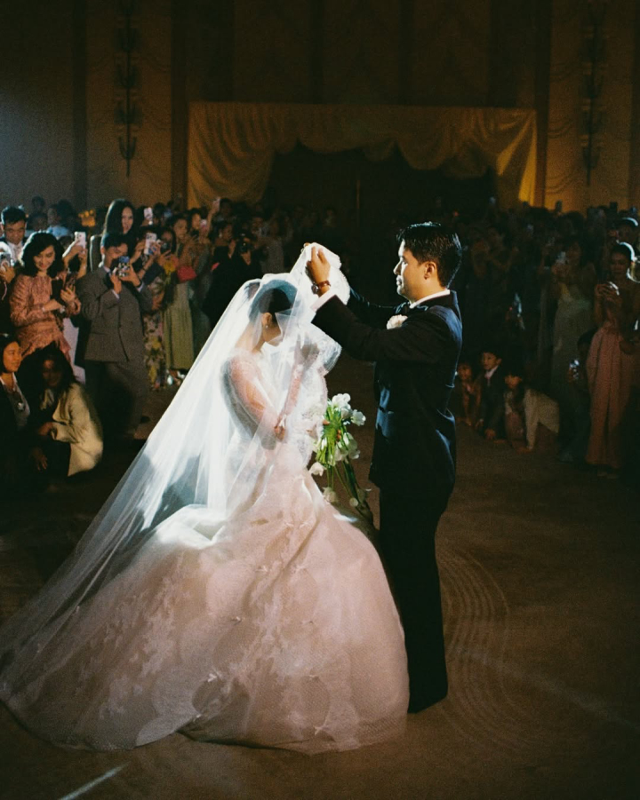  รวมลุคเจ้าสาว “พราว วง Olives” ไอคอนสายแฟ ปังทุกซีน สวยสะกดจนต้องซูม!